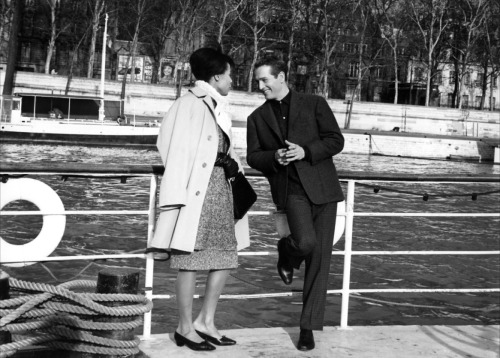 Diahann Carroll, Paul Newman / on the Seine, Paris / during production of Martin Ritt’s Paris Blues 