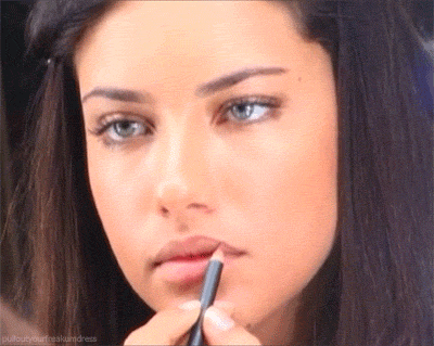 gazeonmy:  burymeinchanel:  pulloutyourfreakumdress:  Adriana Lima doing her makeup