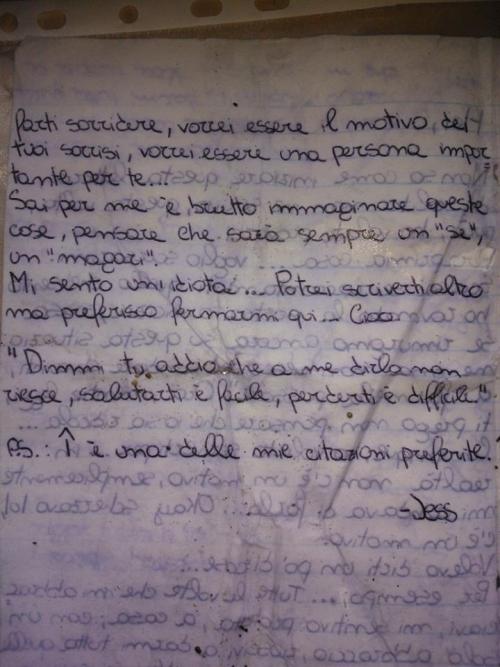 inutilecomenevesciolta:  his-fucking-eyes:  Oggi ho trovato, tra gli scogli, un foglio tutto bagnato… Era una lettera l’ho presa e l’ho portata a casa. L’ ho messa ad asciugare e l’ho letta. Ho capito che è stata scritta da una ragazza la quale