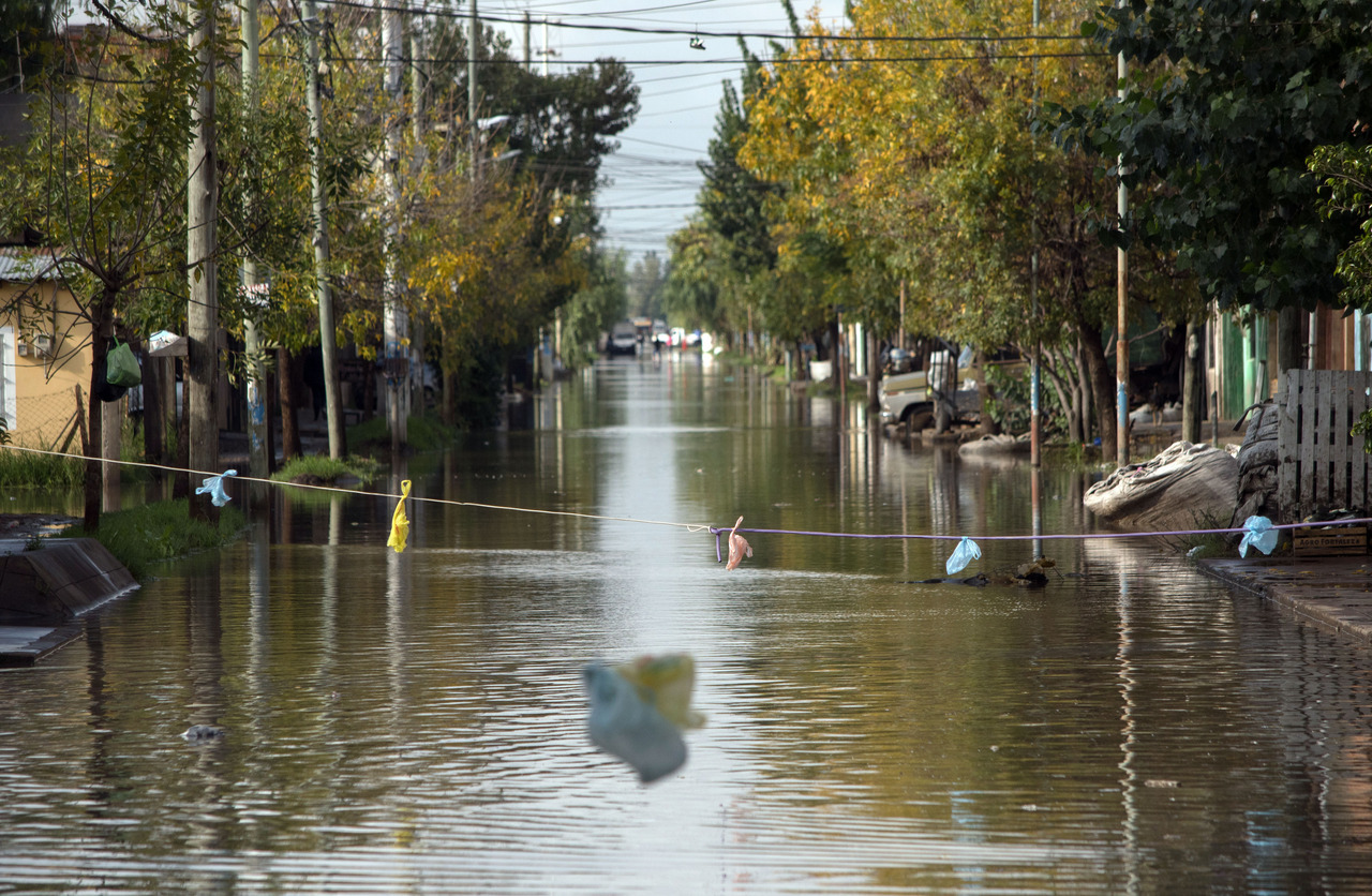 MAL TIEMPO. Más de 400 evacuados tras el temporal en la Provincia
El mal tiempo golpeó especialmente en La Plata, Berisso y siete distritos del interior bonaerense. (Mauricio Nievas y telam)
MIRÁ TODA LA FOTOGALERÍA—->