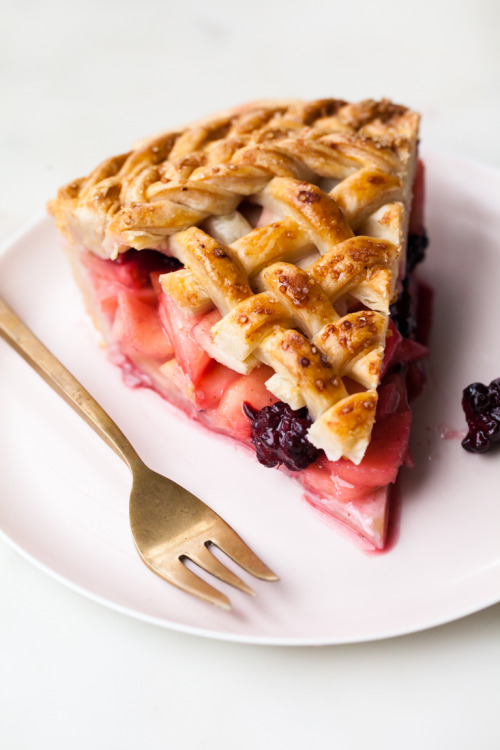 sweetoothgirl:Apple Blackberry PieWHAT BEAUTY.