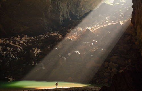 finofilipino: La cueva vietnamita más grande del mundo se mantuvo oculta en la profundidad de los bosques del Parque Nacional Phong Nha Ke Bang hasta 1991 y tiene su propio río, selva y clima. Los exploradores Howard y Deb Limbert tardaron un año