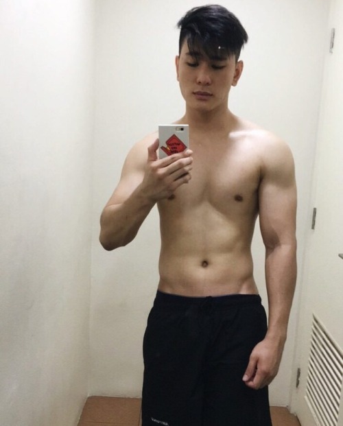 fuckyeahsgbois: Mandatory gym toilet pics