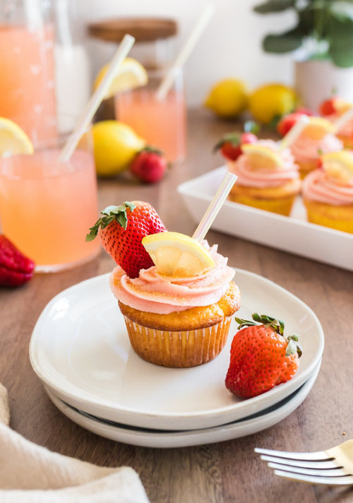 daily-deliciousness:Strawberry lemonade cupcakes