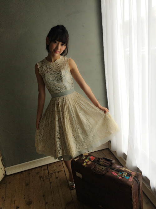akibeya:  皆さん、おやすみなさくら💛 夢の中で会いましょうっ！ 写真は、FLASHのオフショット^o^ さくら咲け！﻿  宮脇咲良