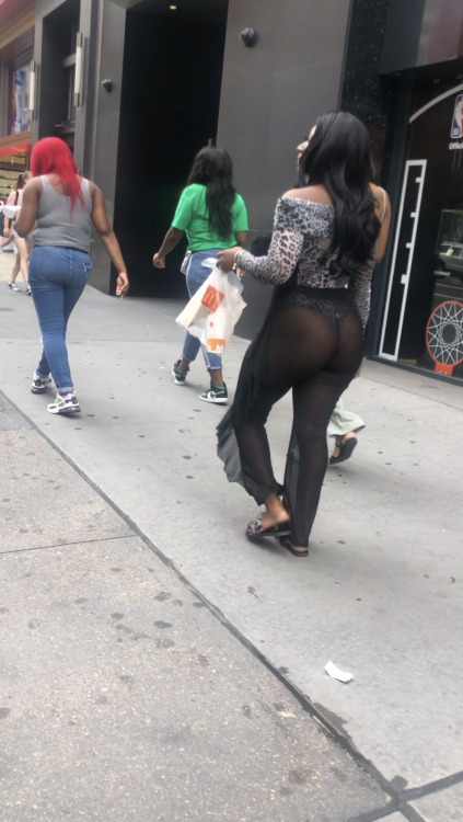 jhbootyreturns:Bitch had her ass all the out way in Midtown. Got busted at the end too!