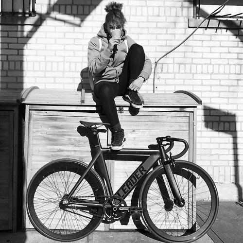 javi-ballestero:@fitgurlmel #fixiegirl #girlbike #girlsgonefixie #ridegirl #ridelikegirl #fixiechick