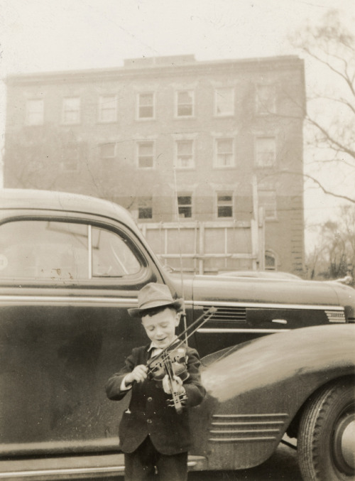 Young Violinist performing on the streetWhen: 1930′s-40′sWhere: Chicago