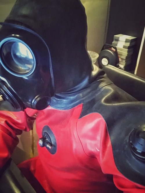 reporterstueck: Suit and mask are a bit clean. Can you help me out?