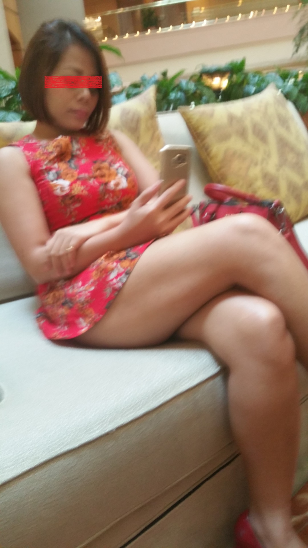 969damien:  Sitting in the lobby…waiting for my toyboy to get the keys to the room…what