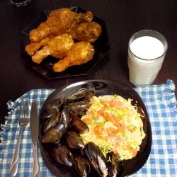 Meant to post this last night.  Fresh clams cooked in white wine, seafood pasta with shrimp scallops and veggies, and deep fried chicken with homemade breading&hellip; Killer meal! Props to @jhane for cooking xo