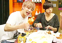 dis-possessed-deactivated201309:  A hungry and disheveled J-hyo eating chicken and