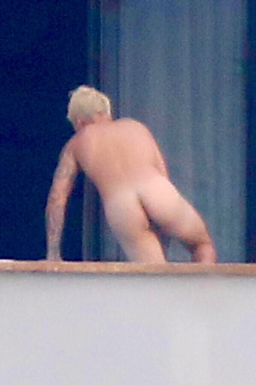 Sex broswithoutclothes:  Posting gratuitous Beiber pictures