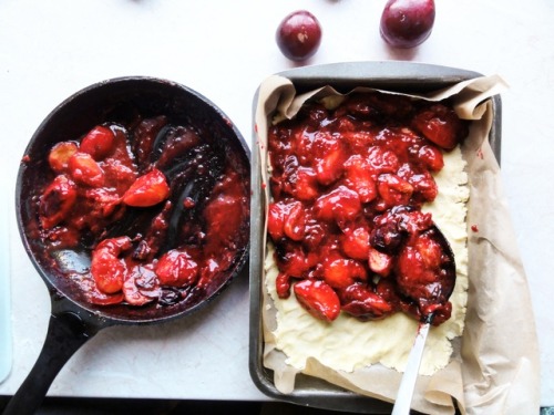 guardians-of-the-food: Summer Plum Pie // Foodie Sisters foodiesisters.blogspot.com/2017/08/p