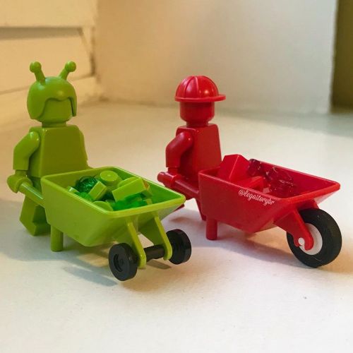 2 different #wheelbarrows. Which one do you prefer? #legostorybr #lego #legominifigures #legocollect