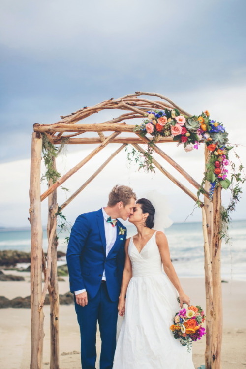 Colorful beach wedding in Australia |  Photography:Ivy Road Wedding Photography Follow the bea