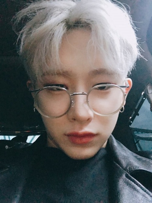 Wonho :  이 세상 모든별을 다모아도 너만큼 빛이날수 있을까 몬베베..? 