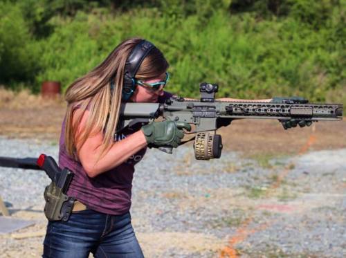 shiny-kit-syndrome:  She looks ready for trouble.  