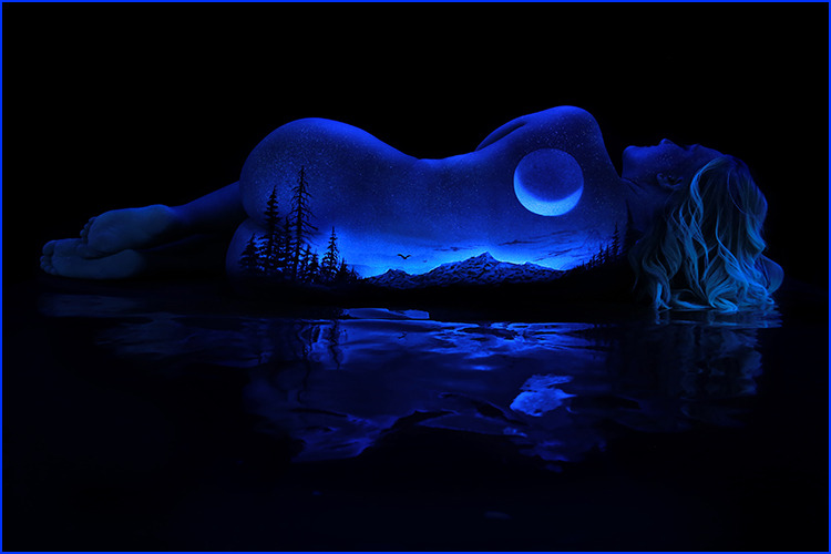 fer1972:  Fluorescent Bodypaint by John Poppleton