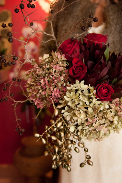 A gorgeous Hunting Lodge Inspired Winter Bridal Styled Shoot  is on the blog today!  | Captured by S