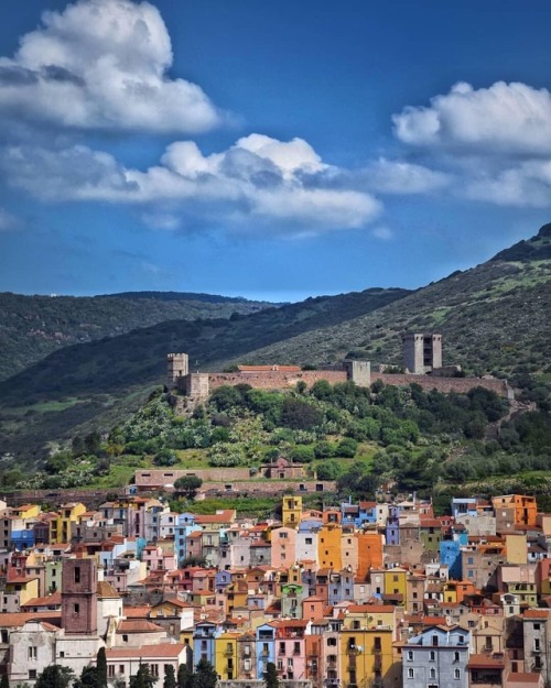 lanuovasardegna:Bosa e i suoi colori. Questa foto è di Bibo @intrattabile Mostrate la bellezza dei v