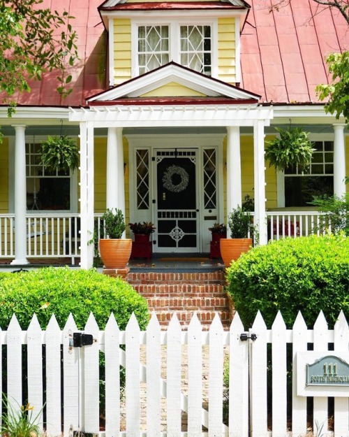 There is something about a ~White Picket fence~ that stops me in my trackshttps://www.instagram.com/
