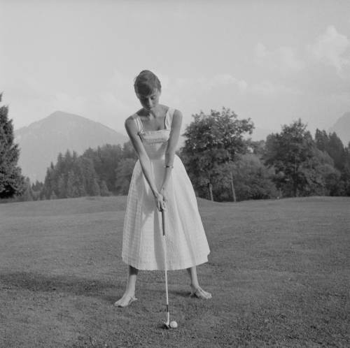 fawnvelveteen:Audrey Hepburn enjoying a spot