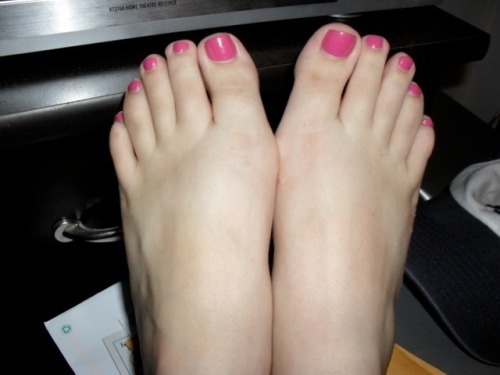 bestfeetever: Pink toes.