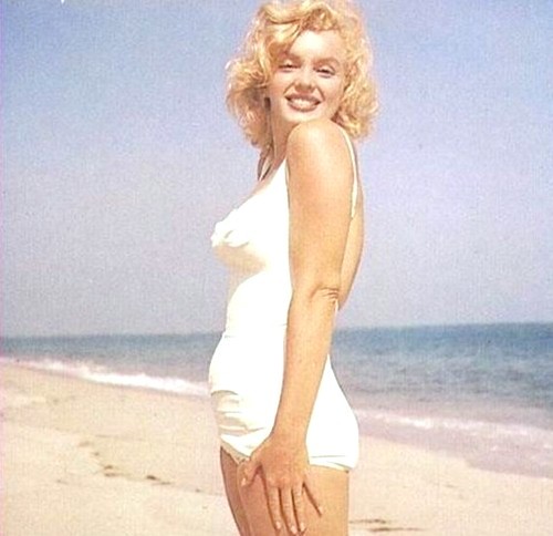 perfectlymarilynmonroe:  Marilyn photographed on the beach by Sam Shaw in Long Island,