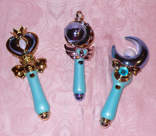 I’ve finally completed my collection of the blue-bootleg Sailor Moon wands, I was missing the one fr
