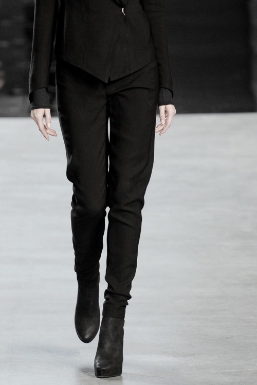 darkclothes:  ampersand-et:  helmut lang aw12.  black clothes 