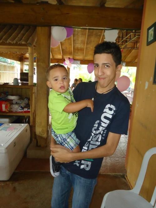 Para todos esos que no saben quien soy, este soy YO con mi sobrinito :) Mi nombre? David Del Moral Lopez Edad? 18 a~os. Thanks to all who follow me :) 