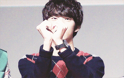 sandeol:  channie making different hearts （●´∀｀）ノ♡ 