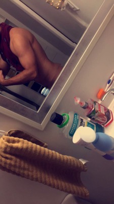 fxvkalexx:  Shoulder to bicep ratio ft tanned