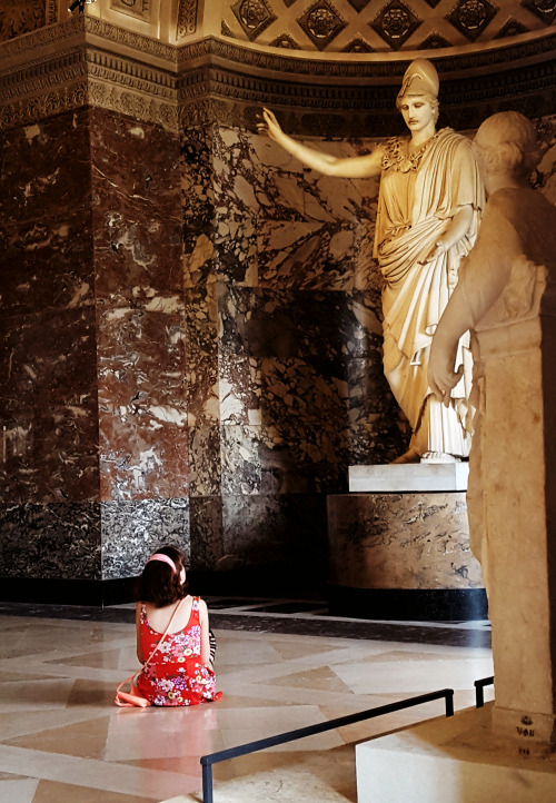 newtonscamader: Throwback to last year at the Louvre when I saw a little girl sitting on the ground 