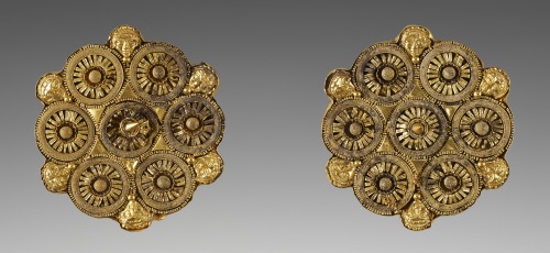 didoofcarthage:Pair of gold disk earrings (and detail). Etruscan, late 6th century B.C. J. Paul Gett