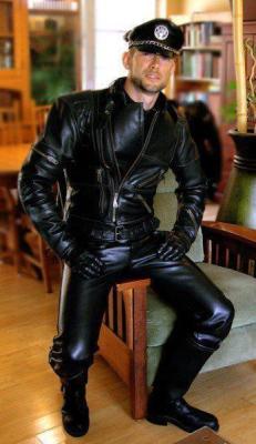 southerndudes:  Full leather.   FUCK. SOUTHERN