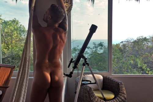 psicoloco: Staring at you.