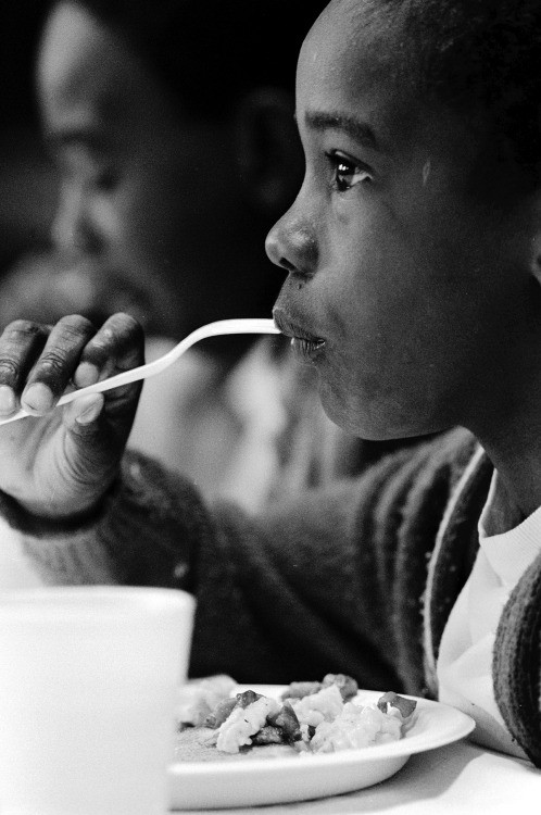 soldiers-of-war:USA. California. Oakland. 1969. Children eat a nutritious meal at the Black Panther 