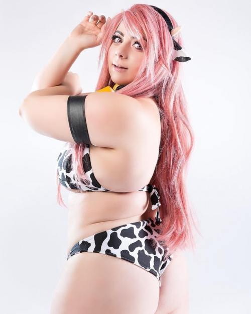 feminineobsession:#thick cosplayer