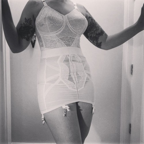 It&rsquo;s gift night :) my new vintage girdle from the boy and longline bra by @ragoshapewear I
