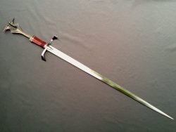 schwerterundstickerei:I don’t generally have a taste for fantastical swords (owing to the fact that, IMO, not many swordsmiths/cutlers can pull it off very well) but this is definitely worth a look. This is a custom-cutlered piece by Christian Fletcher,