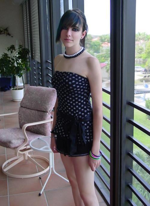 bigdeerphantom8: Reblog if you’d love to know this crossdressing angel! yes