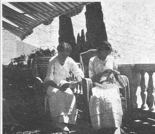 themauveroom:  Grand Duchesses Olga and Tatiana relaxing: 1914. 