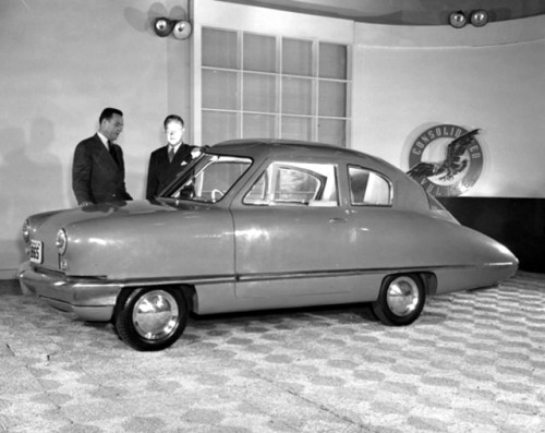 La voiture convair Henry Dreyfuss, 1947.Le célèbre designer Henry Dreyfuss a conçu en 1947 une voiture volante, la Convair Model 118 ou ConvairCar, basé sur un prototype précédent, la Convair Model 116 de Theodore P. Hall.Ce véhicule se présentait