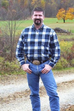 cowboydipper1: txwrangler:  Hot fucker bulgin’ nicely in his 501′s!    Hot 501 bulge right there. Mmmmm 