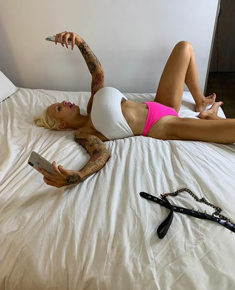 crashlovesbimbos: “Oh my god, I like, love takin’ selfies and stuff!”