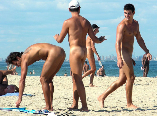back2nature-men: Summer. Nudity. Beach. Gay Sex. Group Masturbation. Voyeurism. That’s a combi