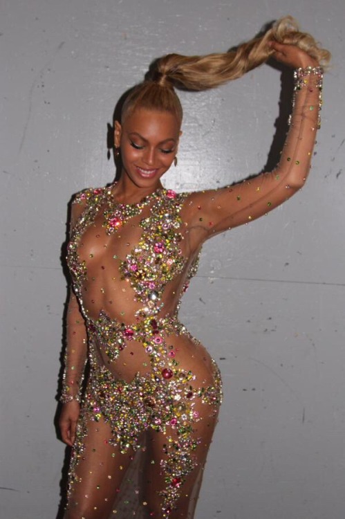 seeszarun:  fashiondailymag:  beyonce sparkled at met galaI wanna lick this dress…  MURDAH