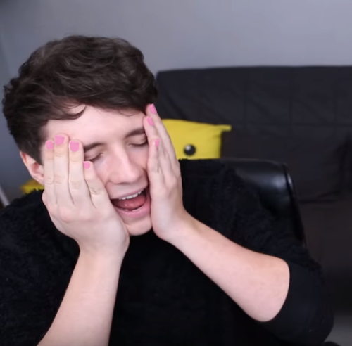 phan-toast:  phan-toast:Dan’s nails are looking prime™   so I thought this was necessary Here’s some Phil too because he’s as equally important and would look banging with painted nails